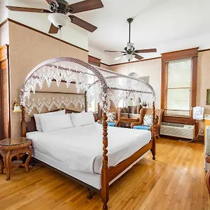 Inn Classic King With Balcony At Curry Mansion
